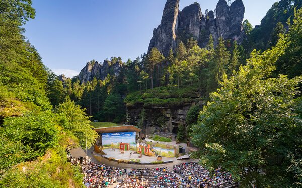 Felsenbühne bei Tag – Pettersson & Findus, 2023, Foto: Sylvio-Dittrich