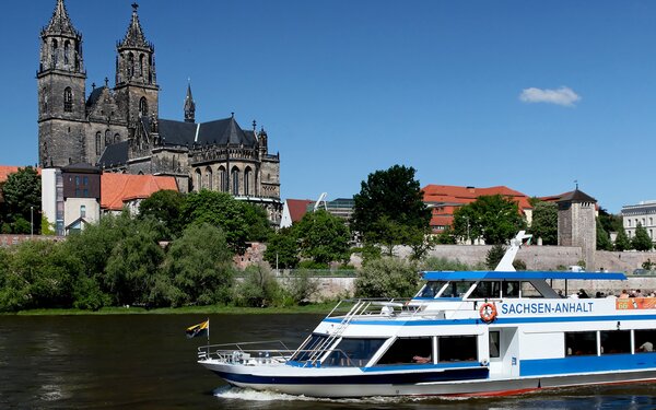 Ausflugsschiff vor Magdeburger Dom, Foto: Andreas Lander