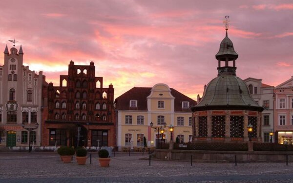 Marktplatz in der Abenddämmerung, Foto: Volster & Presse Hansestadt Wismar