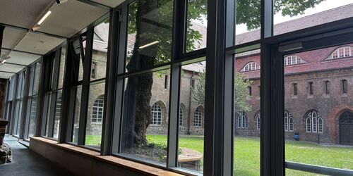 Dominikanerkloster Prenzlau - Nordkreuzgang mit Blick in den Friedgarten, Foto: Ute Meyer, Lizenz: Dominikanerkloster Prenzlau
