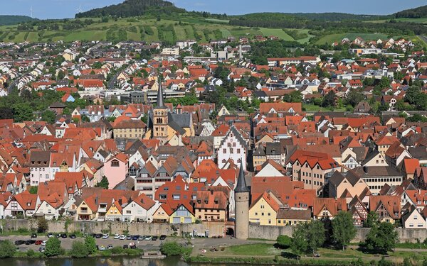 Blick von der Burgruine Karlsburg auf den Main, Foto: Uwe Miethe, Lizenz: DB