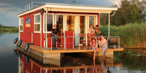 Hausboot auf der Peene, Foto: Abenteuer Flusslandschaft