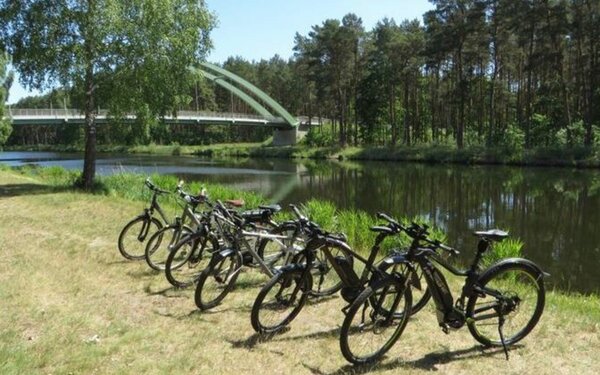 Pedelecs am Kanal, Foto: Erlebnis-RAD Oranienburg