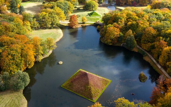 Pyramidenebene im Branitzer Park, Foto: Leo Seidel, Lizenz: Stiftung Fürst Pückler Museum Park und Schloss Branitz