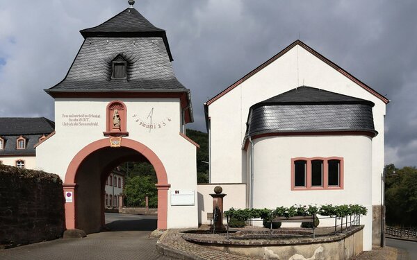 Toreinfahrt des ehemaligen Zisterzienserinnenklosters St. Thomas an der Kyll, Foto: Palauenc05, CC BY-SA 4.0, https://commons.wikimedia.org/w/index.php