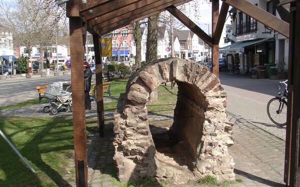 Stück einer römischen Wasserleitung in Rheinbach, Pützstraße, Foto: Klaus Graf, CC BY 2.0, https://commons.wikimedia.org/w/index.php