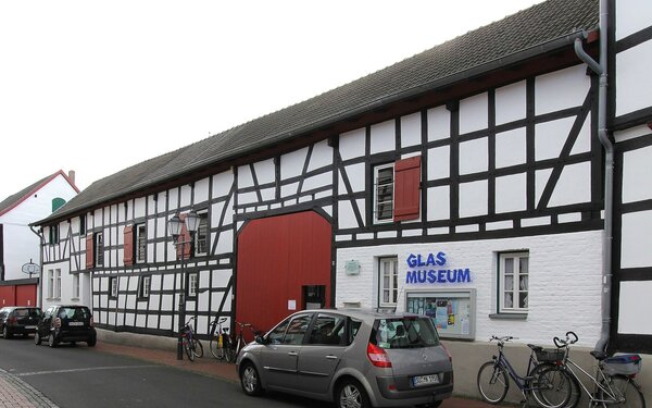 Das Glasmuseum im Himmeroder Hof, Foto: Elke Wetzig, CC BY-SA 3.0, https://commons.wikimedia.org