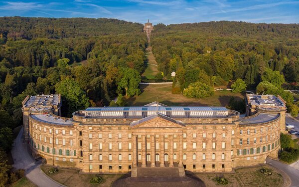 Schloss Wilhelmshöhe, im Hintergrund der Herkules, Foto: Von Ralf Roletschek - Eigenes Werk, GFDL 1.2, https://commons.wikimedia.org