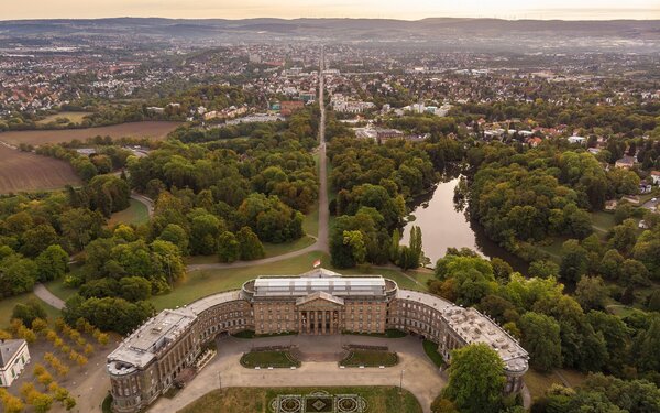 Schloss Wilhelmshöhe Gesamtansicht vom Park aus mit Blick auf die Stadt, Foto: Ralf Roletschek, GFDL 1.2, https://commons.wikimedia.org