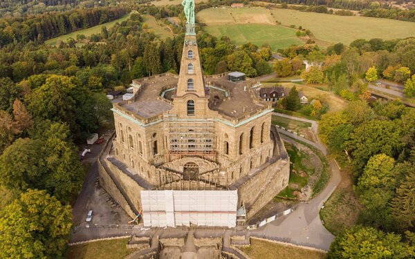 Der Herkules auf dem Oktogon im Bergpark Wilhelmshöhe Kassel, Foto: Ralf Roletschek, GFDL 1.2, https://commons.wikimedia.org