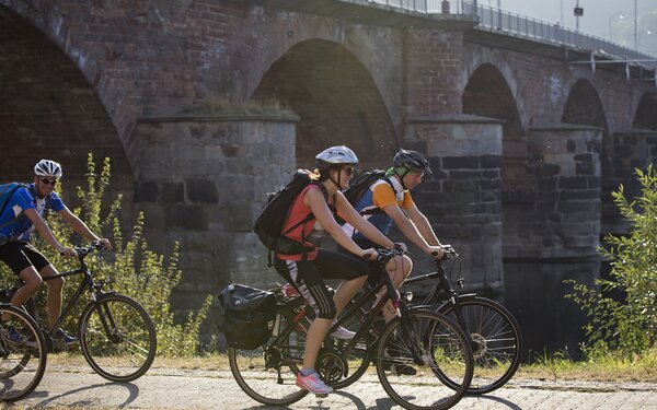 Radfahren an der Mosel mit Moselkran, Foto: Trier Tourismus und Marketing, Melanie Reuß
