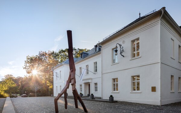 David Nash, Lightning Strike vor dem Museum Art.Plus, Foto: VG Bild-Kunst Bonn, Museum Art.Plus
