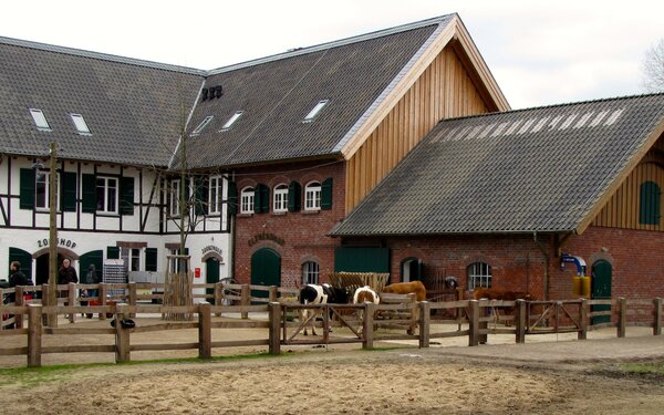 Clemenshof mit Zooschule , Foto: Doppelklecks, Wikimedia Commons, CC BY-SA 4.0
