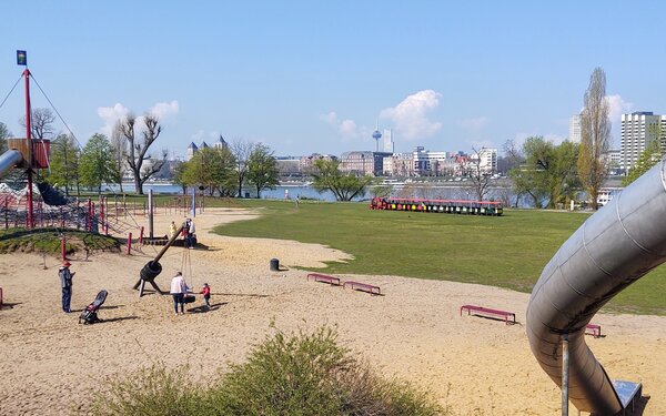 Rheinpark, Spielplatz, Foto: Michael Musto, Wikimedia Commons, CC BY-SA 4.0