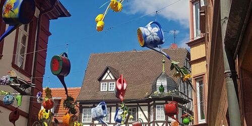 2020 die Gießkannen-Installation „Lasst Blumen sprechen“, Foto: Kamala Börngen