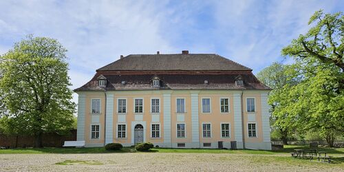 Gutshaus Zernikow gegenüber vom Café, Foto: Jannika Olesch, Lizenz: Tourismusverband Ruppiner Seenland e.V.
