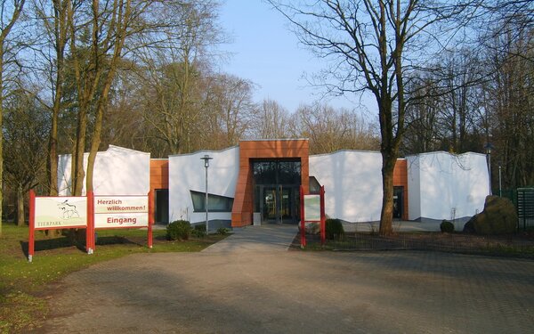 Tierpark Neumünster, neuer Eingangsbereich, Foto: JLKiel, Wikimedia Commons, CC0