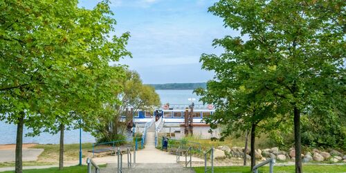Schiffsanleger Großkoschen, Foto: Zweckverband Lausitzer Seenland Brandenburg/ Christian Große, Lizenz: Zweckverband Lausitzer Seenland Brandenburg/Christian Große