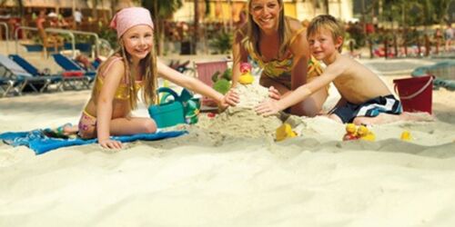 Familie im Sand, Foto: Tropical Islands, Lizenz: Tropical Islands