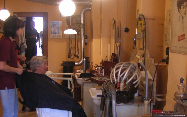 Historischer Friseurladen, Foto: Lucas Friese, CC BY-SA 3.0, https://commons.wikimedia.org
