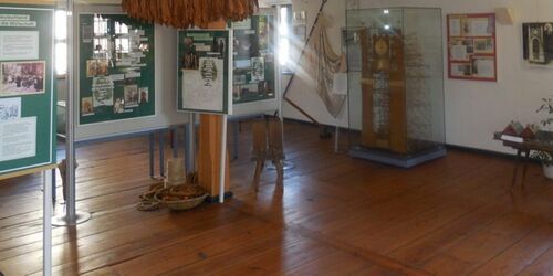 Ausstellung mit Strohuhr Renate Schmidt