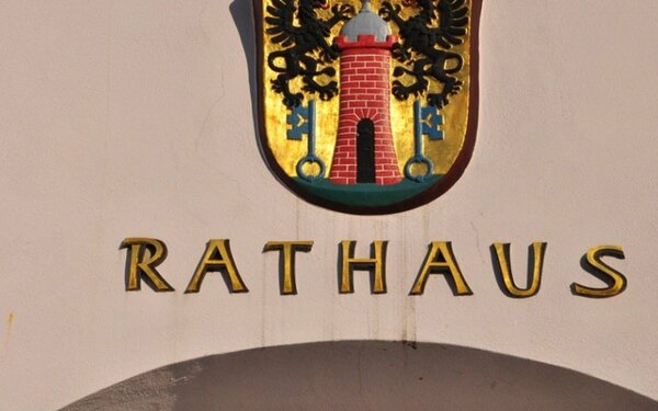 Wappen am Rathaus Hallfarth