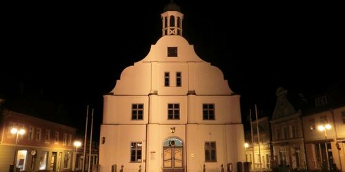 Rathaus Wolgast Nacht  Baltzer