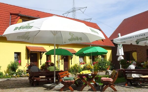 Külsoer Mühle, Freisitz im Hof, Foto: Monika Müller