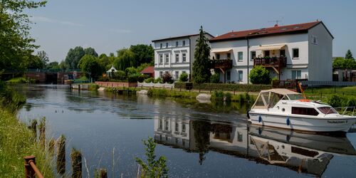 Boot mit Stadtschleuse im Hintergrund, Foto: Torsten Stapel, Lizenz: Stadt Eberswalde