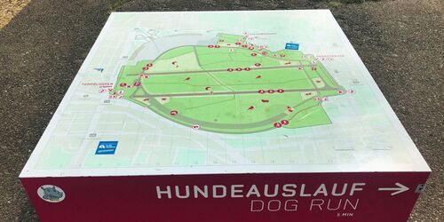 Wegweiser auf dem Tempelhofer Feld, Foto: Rita Frank / terra press GmbH
