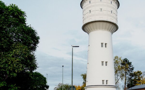Wasserturm auf dem Gelände der Stadtwerke, Foto: Radler59, CC BY-SA 4.0, https://commons.wikimedia.org