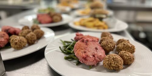 Hirsebratlinge mit grünen Bohnen & Mandel-Kartoffelbällchen, Foto: Franziska Kouidis, Lizenz: Franziska Kouidis