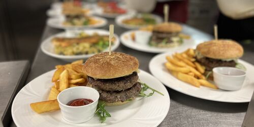 Burger vom Rägeliner Galloway Rind mit Steakhouse Pommes, Foto: Franziska Kouidis, Lizenz: Franziska Kouidis