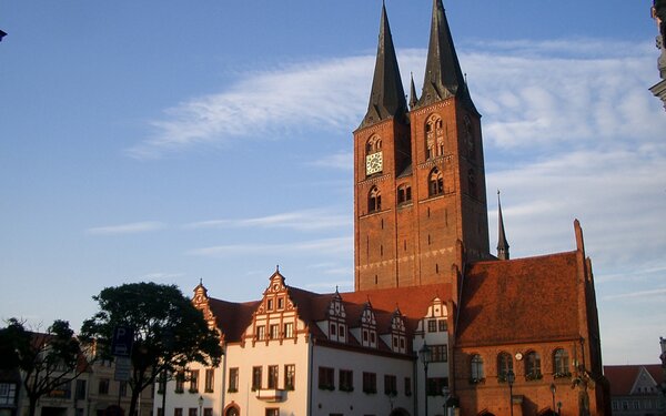 Markt in Stendal mit Marienkirche, Rathaus und Roland, Foto: Björn Gäde, CC BY-SA 3.0, https://commons.wikimedia.org