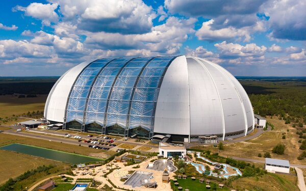 Die riesige Halle von Tropical Islands, Foto: Ralf Roletschek, CC BY-SA 1.0 fi, https://commons.wikimedia.org