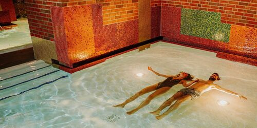 Floating im Intensivsolebecken, Foto: Finn Eidam, Lizenz: Spreewald Therme GmbH