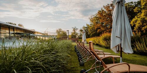 Entspannungsbereich außen, Foto: Finn Eidam, Lizenz: Spreewald Therme GmbH