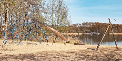 Spielgeräte Sttrandbad Zeesen, Foto: Sandra Fonarob, Lizenz: Tourismusverband Dahme-Seenland e.V.