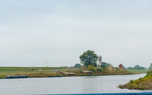 Grenzturm an der ehemaligen innerdeutschen Grenze bei Lenzen (Elbe), Foto: Radler59, CC BY-SA 4.0, https://commons.wikimedia.org