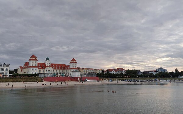 Blick von der Seebrücke zum Kurhaus Binz, Foto: Petdob, CC0, https://commons.wikimedia.org