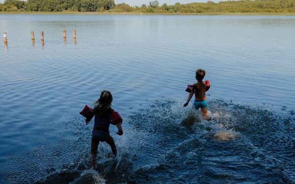 Badende Kinder, Foto: Julia Nimke, Lizenz: Tourismusverband Ruppiner Seenland e. V.