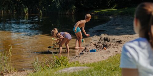 Kinder am Sandstrand, Foto: Julia Nimke, Lizenz: Tourismusverband Ruppiner Seenland e. V.