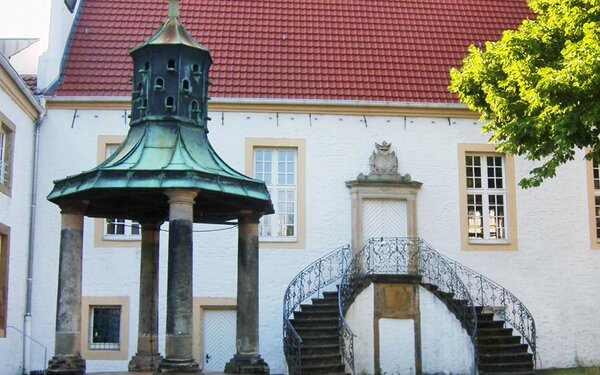 Innenhof vom Falkenhof Museum mit Taubenbrunnen und Freitreppe, Foto: Zumthie, Wikipedia, CC BY-SA 3.0.