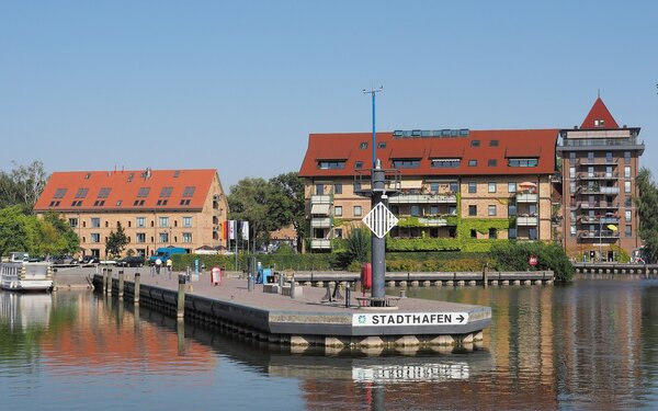 Stadthafen Neustrelitz, Foto: Harke, CC BY-SA 3.0, https://commons.wikimedia.org