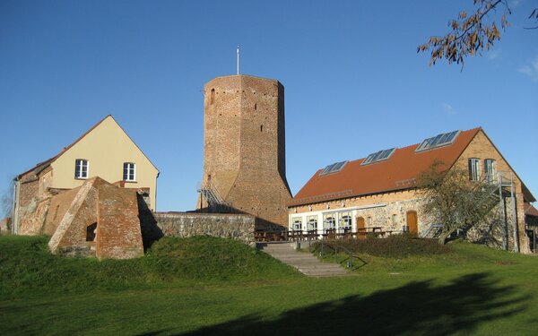 Burg Löcknitz, Foto: Mr. Pommeroy~dewiki, CC BY-SA 4.0, https://commons.wikimedia.org