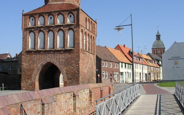 Rostocker Tor und Marienkirche, Foto: Doris Antony, CC BY-SA 3.0, https://commons.wikimedia.org