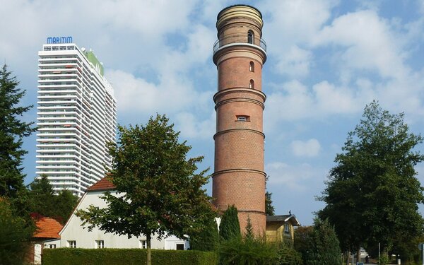 Leuchtturm Travemünde und Hotel Maritim, Foto: Holger.Ellgaard, CC BY-SA 4.0, https://commons.wikimedia.org