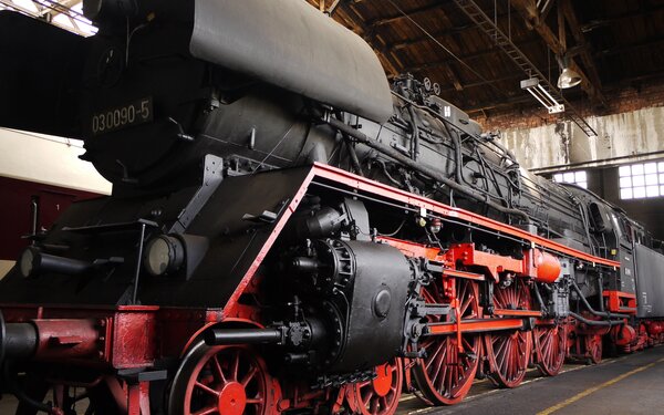 Dampflokomotiven im Eisenbahnmuseum Schwerin, Foto: simon tunstall, CC BY 3.0, https://commons.wikimedia.org