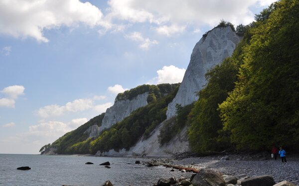 Königsstuhl und Victoriasicht vom Strand aus gesehen, Foto: Chron-Paul, CC BY-SA 3.0, https://commons.wikimedia.org