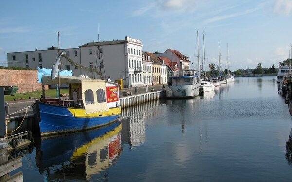 Stadthafen Ueckermünde, Foto: Kritzolina, CC BY-SA 4.0, https://commons.wikimedia.org